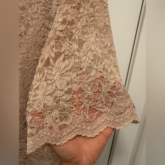 Lace mini dress with flared sleeves - nude - Picture 4 of 4